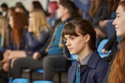 Die stille, introvertierte Außenseiterin Marianne (Daisy Edgar-Jones) ist gekommen, um sich das Fußballspiel der Schule anzuschauen. Fasziniert beobachtet sie den Spieler, in den sie heimlich verliebt ist.