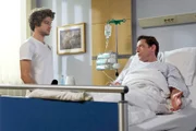 Simon Haas (Tom Mikulla, re.) steht wegen Steuerhinterziehung vor Gericht. Dort ist er plötzlich zusammengebrochen und liegt nun mit einer Endokarditis in der Sachsenklinik. Als Kris (Jascha Rust, li.) von der Einlieferung seines Vaters hört, bemüht er sich um Gleichgültigkeit. Das Verhältnis der beiden ist belastet, daran ändert auch die Krankheit des Vaters nichts.