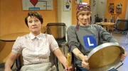 Mannezimmer Schweizer Sitcom Folge 53 - Bläch- und anderi Schäde Fahrschule: Maja Stolle als Frau Graber, Edward Piccin als Röbi Flückiger