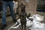 Ein geschmuggeltes antikes Artefakt wurde in einer mit Flaggen versehenen Lieferung in Queens, N.Y., entdeckt (National Geographic for Disney)