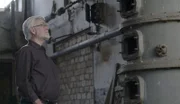 Der Mikrobiologe Dr. Ulf Stahl untersucht eine historische Schnapsbrennerei.