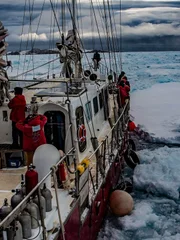 Aufnahme der im Eis eingeschlossenen Infinity von hinten, auf dem Boot