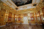 D4PCM1 (dpa file)- Das Bild zeigt das Bernsteinzimmer im Katharinenpalast von Zarskoje Selo bei Sankt Petersburg, Russland, 17. Mai 2008. Über das Bernsteinzimmer und andere im Zweiten Weltkrieg verschwundene russische Kunstwerke sprachen deutsche und russische Kunsthistoriker am 27. Februar 2009 auf dem ersten gemeinsamen Kongress zu Raubkunst in Moskau.