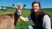 Mira Kuhlmann mit einer Thüringer Waldziege.
