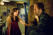 Als plötzlich Simon (James Van der Beek, r.), Robins (Cobie Smulders, l.) Jugendliebe auftaucht, verfällt sie in ein Teeniehaftes Verhalten ...
