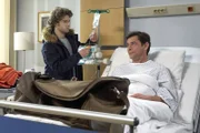 Durch Simon Haas (Tom Mikulla, rechts) Krankenhausaufenthalt sind er und sein Sohn Kris (Jascha Rust) das erste Mal seit Langem wieder zu Gesprächen gezwungen. Schnell sind die beiden wieder an dem Punkt, der immer zwischen ihnen steht. Der erfolgreiche Karrierist Simon hätte gern einen ehrgeizigeren, ambitionierten Sohn. Und Kris wünscht sich einfach nur, so genommen zu werden, wie er ist.