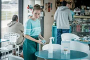 Abbie Armstrong (Imogen King) arbeitet in einem Café. Sie fühlt sich unwohl, da ihr eigener Vater wieder aufgetaucht ist.