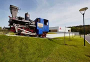 Die Zahnradlokomotive 999.105 Almrausch von der Schafbergbahn begrüßt die Besucher auf dem Freigelände.