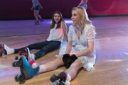 Gretchen (Aya Cash, l.); Heidi (Zosia Mamet, r.)