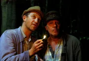 Brakelmann (Jan Fedder) und Adsche (Peter-Heinrich Brix) haben sich im Wald verlaufen und schlagen ein Nachtlager auf.