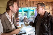 Die 19-jährige Coco wurde tot am Strand aufgefunden. Finn Kiesewetter (Sven Martinek, r.) befragt den Platzwart (Andreas Giesecke, l.) des naheliegenden Campingplatzes, der verdächtig ist, weil er selbstgebrannten Schnaps verkauft.