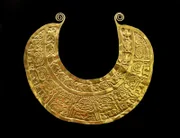 2GP1CBY LIMA, PERU - 24. September 2021: Goldenes Pektoral der Chimu-Kultur. Dieses Stück aus der peruanischen Inka-Kultur befindet sich im BCRP-Museum.