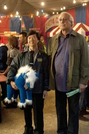 Ben Chang (Ken Jeong, l.); Pierce Hawthorne (Chevy Chase, r.)