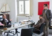 ARD HEITER BIS TÖDLICH - MORDEN IM NORDEN, acht neue Folgen, FOLGE 38, "Fatale Begegnung", am Dienstag (22.04.14) um 18:50 Uhr im ERSTEN. Staatsanwalt Dr. Carsten Dahne (Tim Wilde, l.) droht Lars Englen (Ingo Naujoks, r.), die interne Ermittlung einzuschalten, sollte Finn Kiesewetter (Sven Martinek, M.) keine entlastenden Beweise finden.