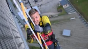 Tom Gehlert, der Deutsche Rekordhalter im Hakenleitersteigen: Ist er auf der Strickleiter schneller als der Läufer oben auf der Fußgängerhängebrücke in Willingen im Sauerland? Wer siegt beim großen Maus-Duell?