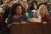 In der Cafeteria wird die Lerngruppe (Yvette Nicole Brown, l., Gillian Jacobs, r.) plötzlich von einer Gesangseinlage überrascht: Andre hat sich etwas ganz besonderes für Shirley einfallen lassen ...