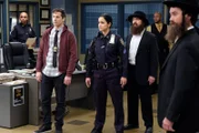 (v.l.n.r.) Jake Peralta (Andy Samberg); Amy Santiago (Melissa Fumero); Charles Boyle (Joe Lo Truglio); Bill (Winston Story)