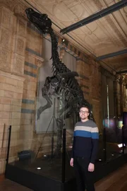 Joe Bonsor steht neben einem Iguanadontid-Skelett im Natural History Museum.