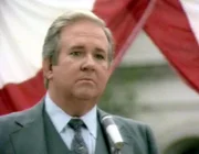 Der amtierende Bürgermeister, Sam Booth (Richard Paul), kandidiert zur Wiederwahl und präsentiert sich den Bürgern von Cabot Cove.