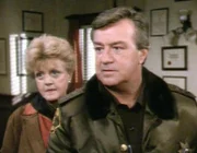 Jessica Fletcher (Angela Lansbury) und Sheriff Metzger (Ron Masak) versuchen gemeinsam den Mord einer Frau in Cabot Cove aufzuklären.