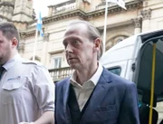 2MX6BKW Andrew Innes trifft vor dem High Court in Edinburgh ein, wo er wegen des Mordes an Bennylyn Burke und ihrer zweijährigen Tochter Jellica angeklagt ist. Die Morde sollen sich zwischen dem 20. Februar und dem 5. März 2021 in einem Haus in der Troon Avenue, Dundee, ereignet haben. Datum der Aufnahme: Donnerstag, 2. Februar 2023.