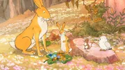 Kleiner braune Hase und die kleine Feldmaus präsentieren stolz ihre gefundenen Schätze.