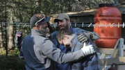Bailey, Jeromy und Angela Jackson umarmen Matt Raney.