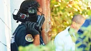 Die Polizistin hält eine Kamera in ihrer Hand
