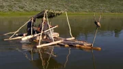 An den Ufern des Alpensees bauen Todd Lowder und Joel Van der Loon ein Boot, das drei Personen und ihre Vorräte transportieren kann.