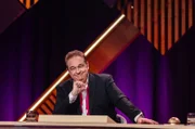 In „FAKING BAD – Besser als die Wahrheit“ lädt Moderator und Gastgeber Oliver Kalkofe zum großen Lügen ein.