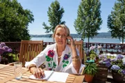 Mechthild (Diana Körner) muss das marode Dach der Villa neu decken lassen. Sie ist geschockt von den Angeboten der Dachdecker. Woher soll sie das Geld nehmen?