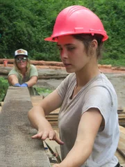Misty und Rachel bewegen ein Holzbrett.