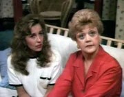 Jessica Fletcher (Angela Lansbury) und ihre Nichte Victoria (Genie Francis) machen sich Sorgen. Victoria wird beschuldigt, den Mord an der ehemaligen Filmdiva Deborah Tarkington begangen zu haben.