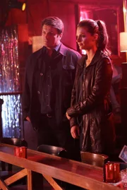 Die Hochzeit von Castle (Nathan Fillion, l.) und Beckett (Stana Katic, r.) steht vor der Tür, als eine furchtbare Nachricht den großen Tag platzen zu lassen droht und die beiden auf eine aufregende Mission geschickt werden ...