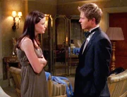 Rory (Alexis Bledel) ist sich sicher, dass Logan (Matt Czuchry) sie betrügt. Sie teilt ihm mit, dass sie auf der Stelle ausziehen möchte.