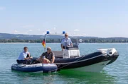 Pirmin Spitznagel (Simon Werdelis, l.) und Paul Schott (Tim Wilde, r.) entdecken auf Streife den Taucher Arno Gierke (Urs Jucker, M.), der ihnen gesteht, dass er sein Boot und seinen Tauchpartner vermisst.