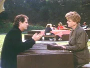 Der falsche Priester Pater Francis (Cliff DeYoung) klärt Jessica (Angela Lansbury) über die Streitereien zweier CIA-Behörden auf.
