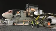 Mehrere Supervisor sind nachts im Dienst, um das schnellstmögliche Be- und Entladen der Frachtflugzeuge zu koordinieren.