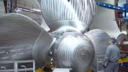 In der ABB-Fabrik in Helsinki haben Ingenieure ein neues elektrisches Antriebssystem für Schiffe entwickelt: Den Azi-Pod. Nach der Zusammensetzung können schon zwei der elektrischen Propellergondeln ein 50.000 Tonnen schweres Schiff durch die Meere ziehen.
