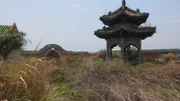 Am Eingang des herrschaftlichen Gebäudekomplexes des ehemaligen Diktators von Zaire steht eine chinesische Pagode. Der Erbauer Mobutu Sese Seko hat keine Kosten gescheut.