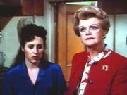 Jessica (Angela Lansbury, re.) hat mit der Restaurantbesitzerin Alice (Valerie Landsburg) die Mordwaffe verspeist.