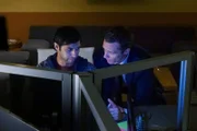 Bei den Ermittlungen stoßen Kevin (Seamus Dever, r.) und seine Kollegen auf Evan (Aly Mawji, l.). Doch hat er wirklich etwas damit zu tun?