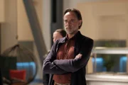 Dr. Howson (Alexander Siddig)