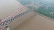 Die Chaotianmen-Brücke gewährleistet seit 2009 die Überquerung des Flusses Yangtse im chinesischen Chongqing. Als stählerne Bogenbrücke besitzt sie die größte Spannweite weltweit.