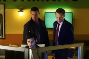 Als eine Internet-Ikone ermordet wurde, machen sich Javier (Jon Huertas, l.) und Kevin (Seamus Dever, r.) auf die Suche nach dem Täter. Doch hat Evan (Aly Mawji, vorne) etwas damit zu tun?