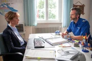 Hauptmann Adrian Aubry (Martin Rapold, r.) versucht seine Vorgesetzte Rita Neuhaus (Mona Petri, l.) zu überzeugen, dass die deutsche und die Schweizer Wasserpolizei bei gemeinsamen Ermittlungen gegen die Mafia Erfolg haben könnten. Kurz darauf wird seine Vorgesetzte erschossen aufgefunden.