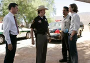 Goehrings Helfer Frost, ein Homosexueller, der in Goehring verliebt ist, nimmt dessen Identität an und entführt ebenfalls eine Frau, mit der er sich auf einen Berg zurückzieht. Reid (Matthew Gray Gubler, r.), Sheriff Williams (Jim Beaver, 2.v.r.), Hotch (Thomas Gibson, r.) und Rossi (Joe Mantegna, 2.v.r.) machen sich auf die Suche nach ihm ...