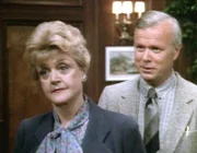 Jessica Fletcher (Angela Lansbury) und Lt. Moynihan (Kevin Tighe) begeben sich auf die Suche nach dem Mörder des Vermögensberaters Philipp Royce.