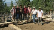 Marty (2.v.l.) helps Oregon farmers build a barn