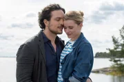 Gegen alle Vernunft fühlen sich Jule (Anna Hausburg) und Bille (Christian Martin Schäfer) zueinander hingezogen.